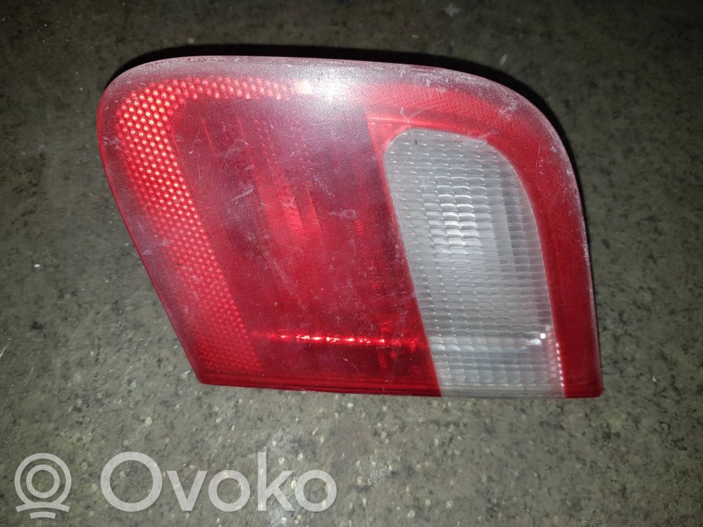 BMW 3 E46 Galinis žibintas dangtyje 