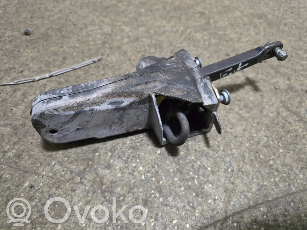 BMW 5 E39 Takaoven pidätin 