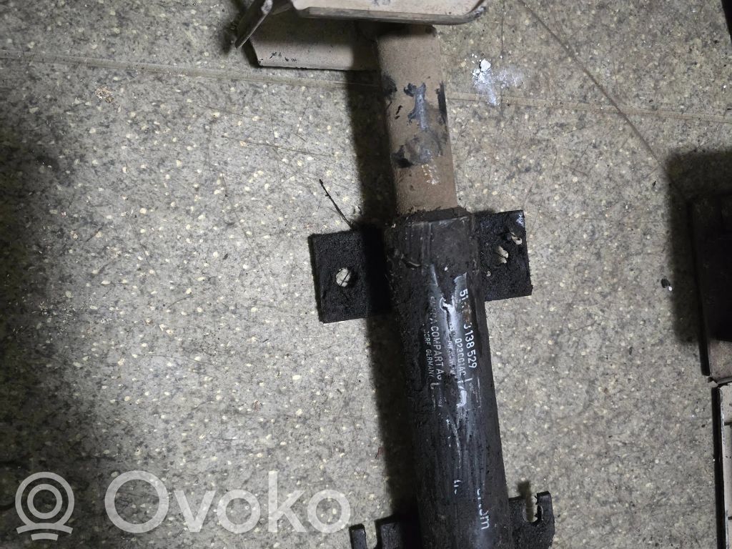 BMW 5 E34 Priekšpusē bampera turētājs 