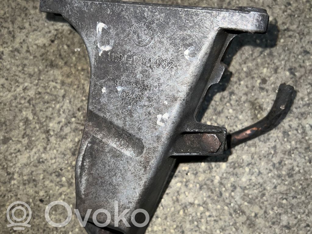 BMW 3 E36 Engine mounting bracket 