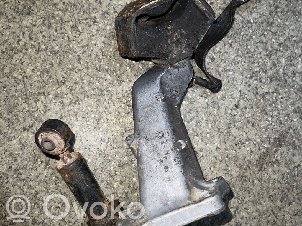BMW 5 E28 Engine mounting bracket 