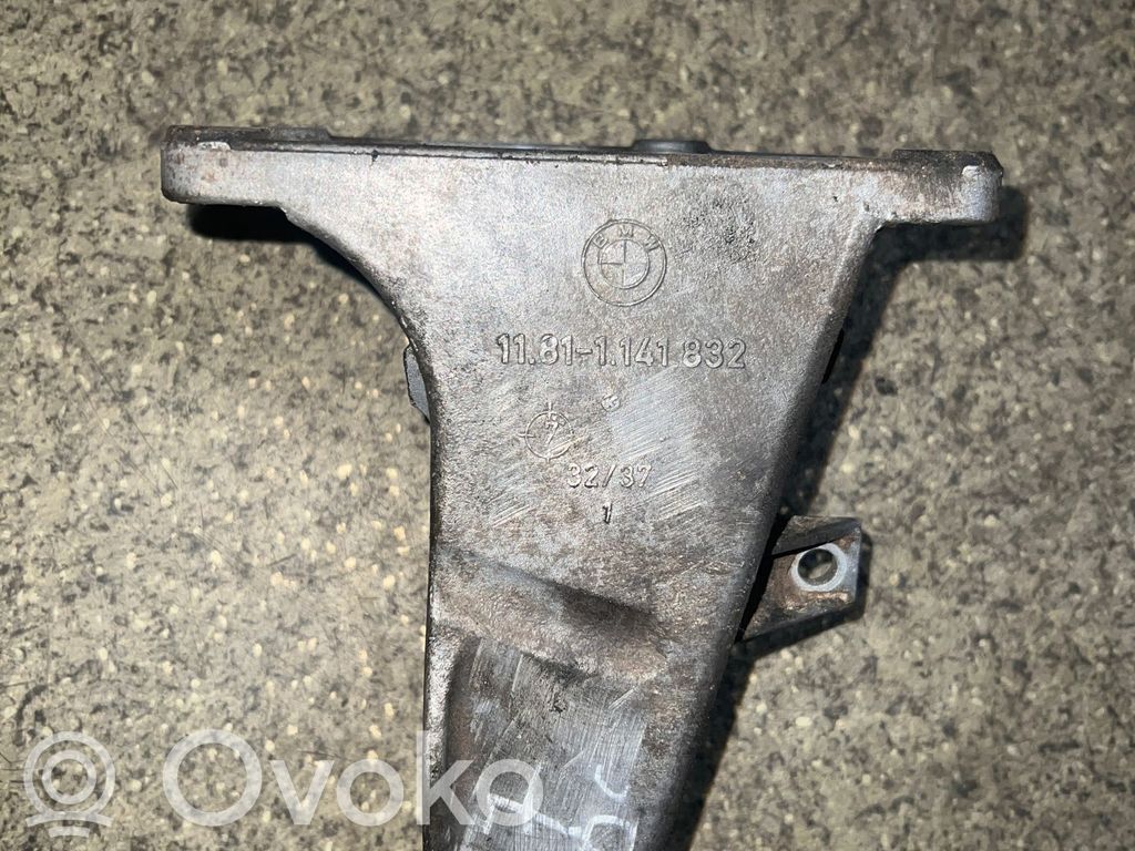 BMW 3 E36 Engine mounting bracket 