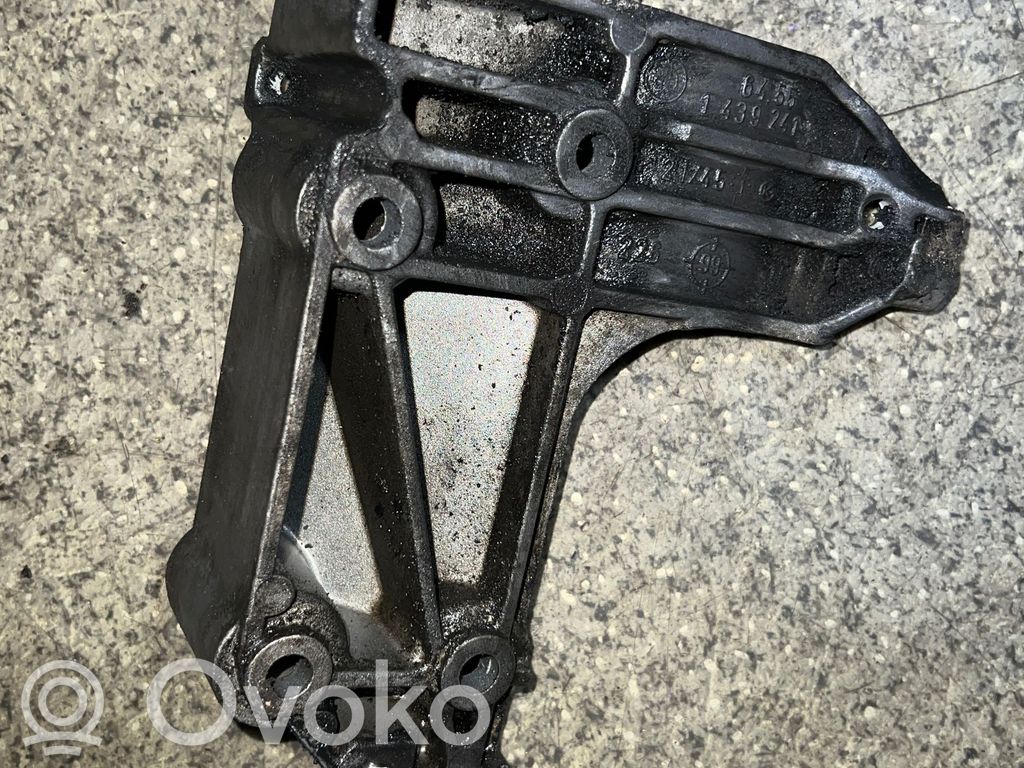 A/C-kompressorin kannatin   1439241