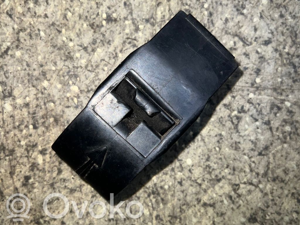 Radiator mount bracket   1723341