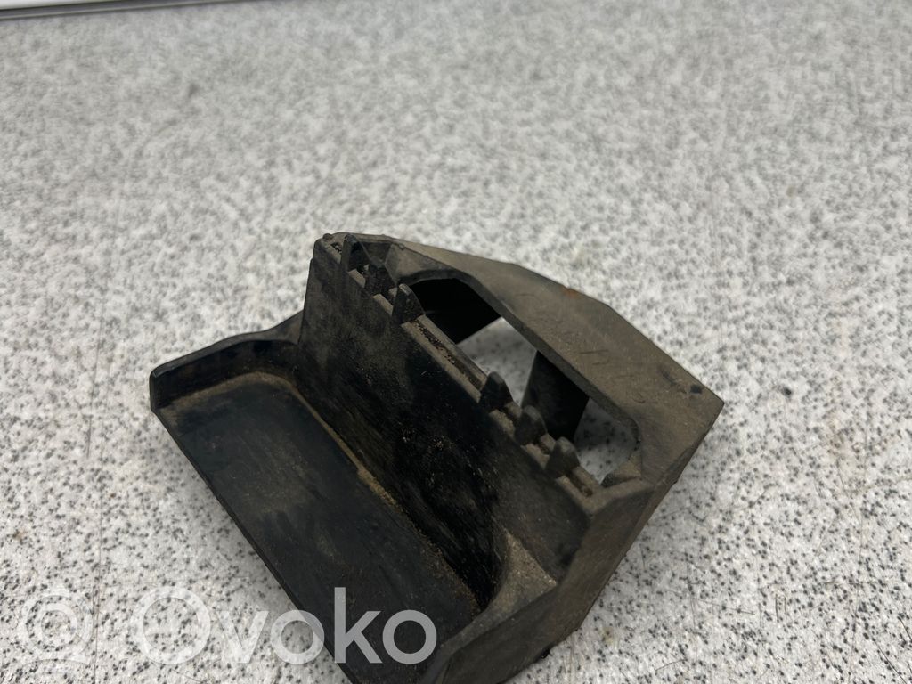 Radiator mount bracket   1737707