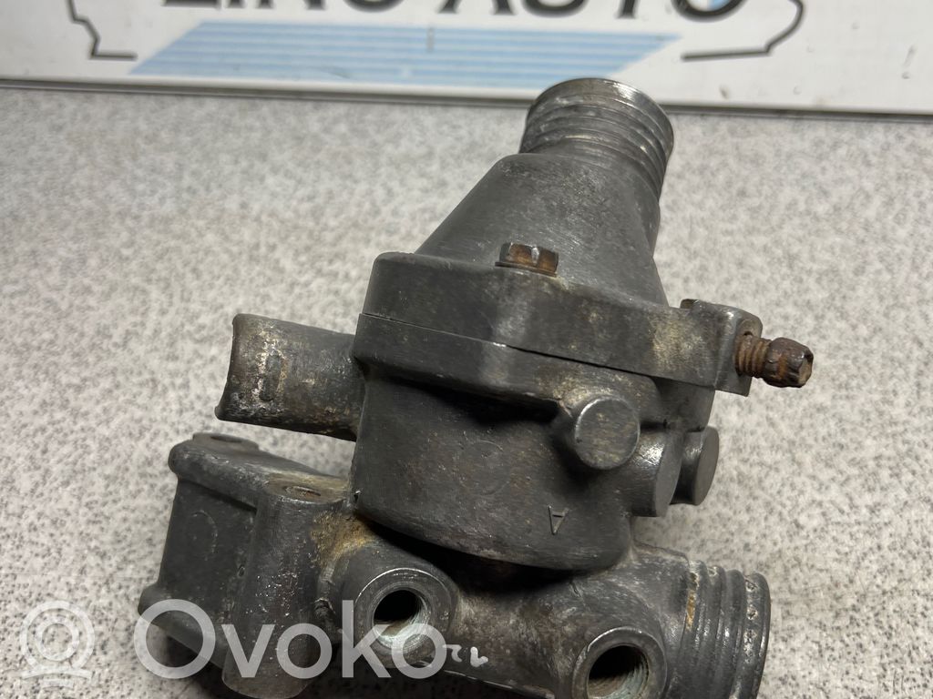BMW 5 E34 Termostats / termostata korpuss 
