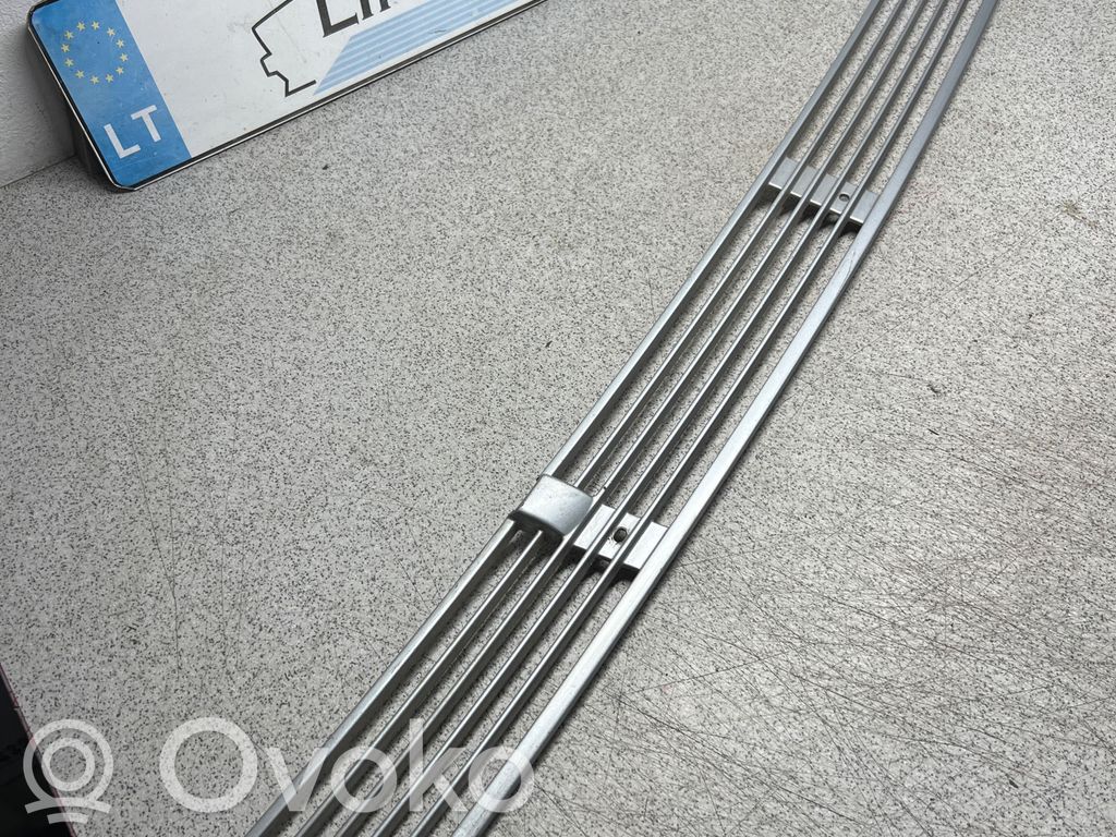 BMW 7 E38 Konepellin säleikkö 