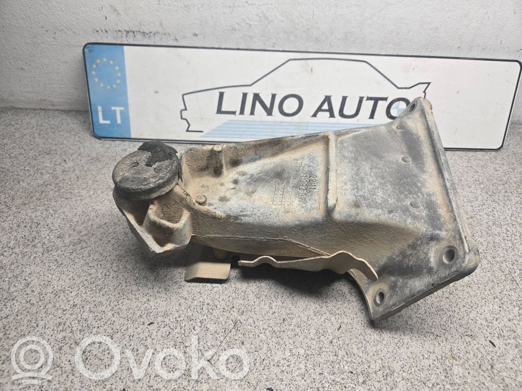 BMW 5 E39 Engine mounting bracket 