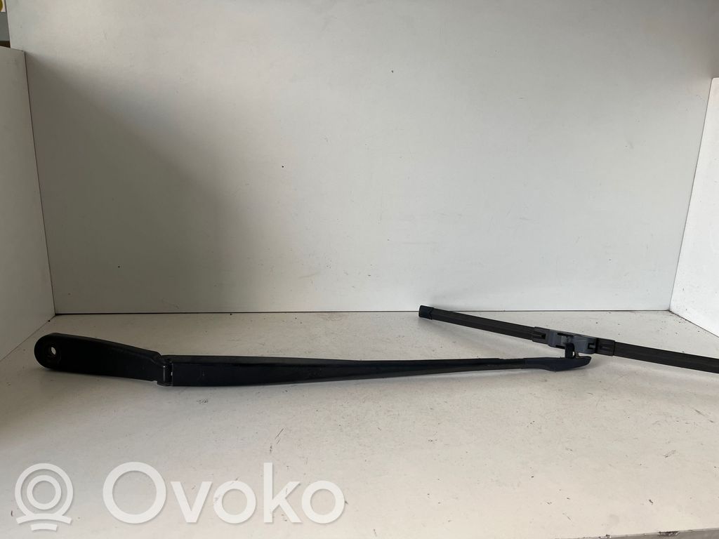BMW 5 F10 F11 Priekinio stiklo valytuvų kojelė 