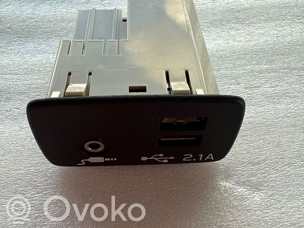 Subaru Forester SK USB savienotājs 