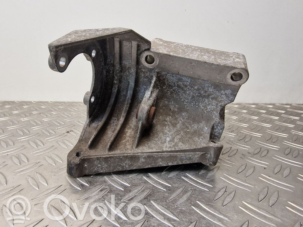 Audi A8 S8 D3 4E Engine mounting bracket 