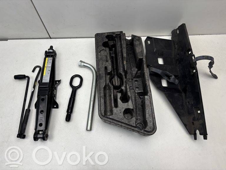 Volkswagen Golf VII Tool set 