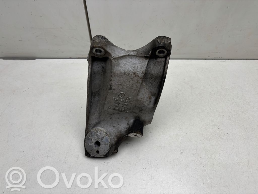Audi Q7 4L Engine mounting bracket 