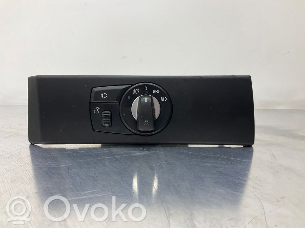 Light switch   6988553