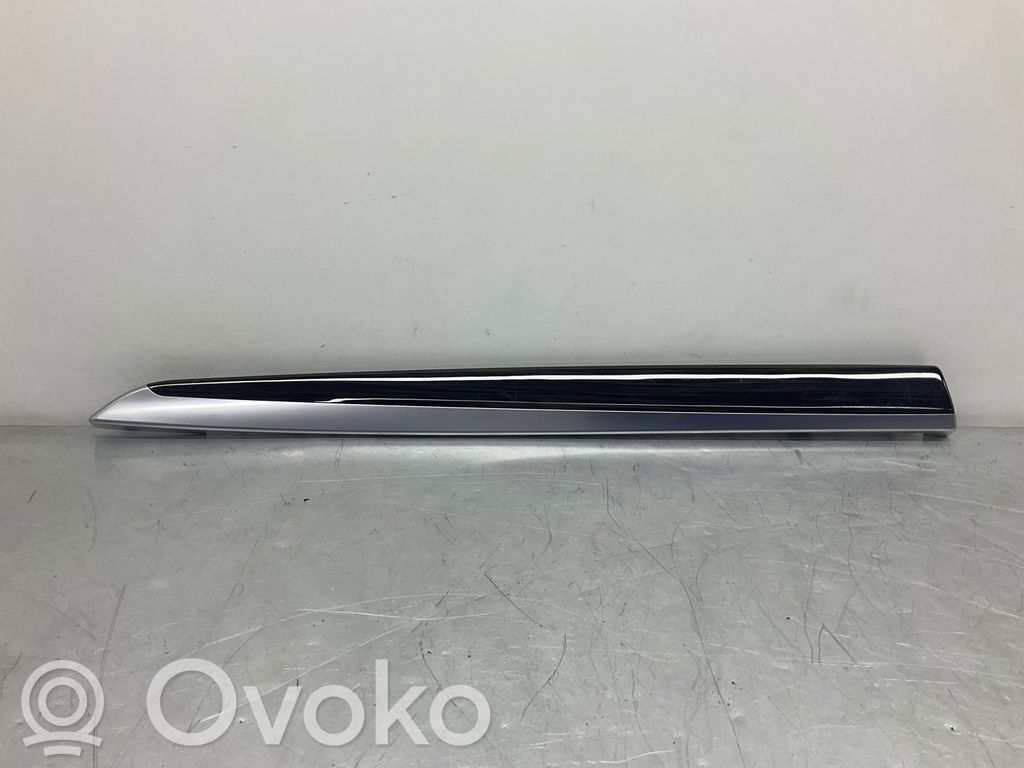 BMW 5 F10 F11 Kojelaudan hansikaslokeron lista 