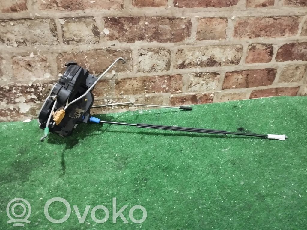 Priekšpusē slēdzene