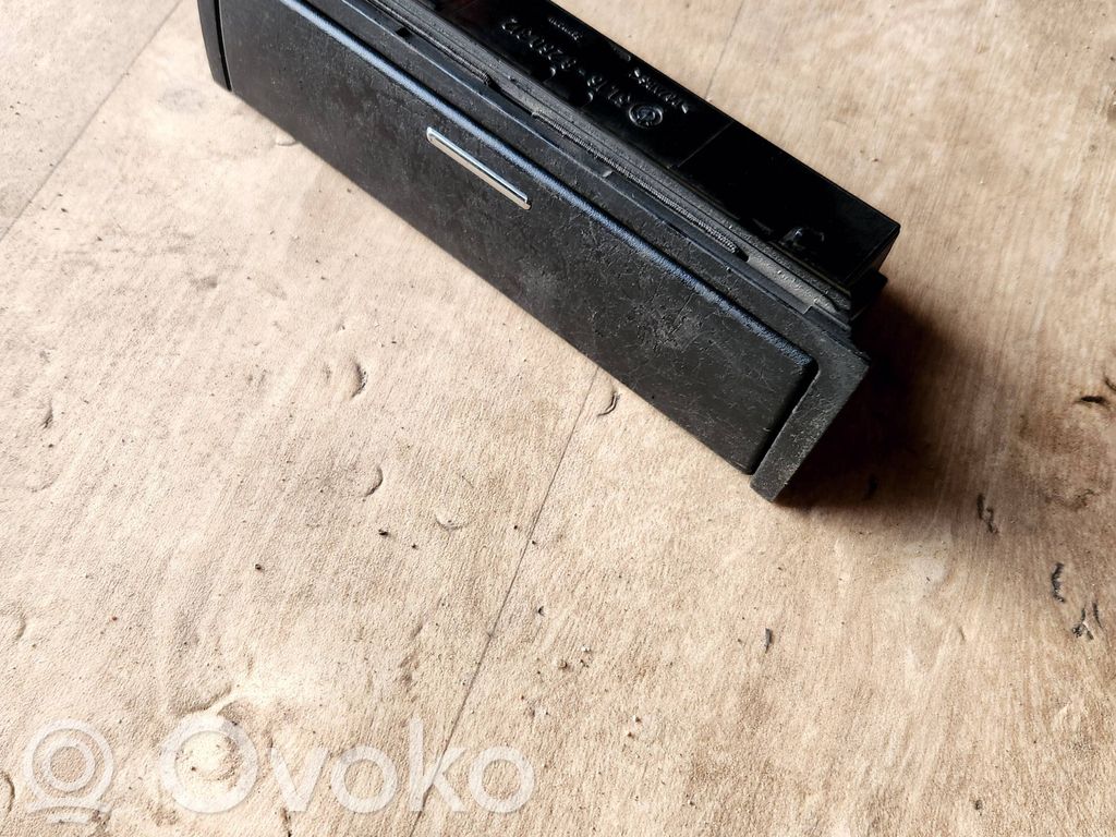 Glove box   51168260312