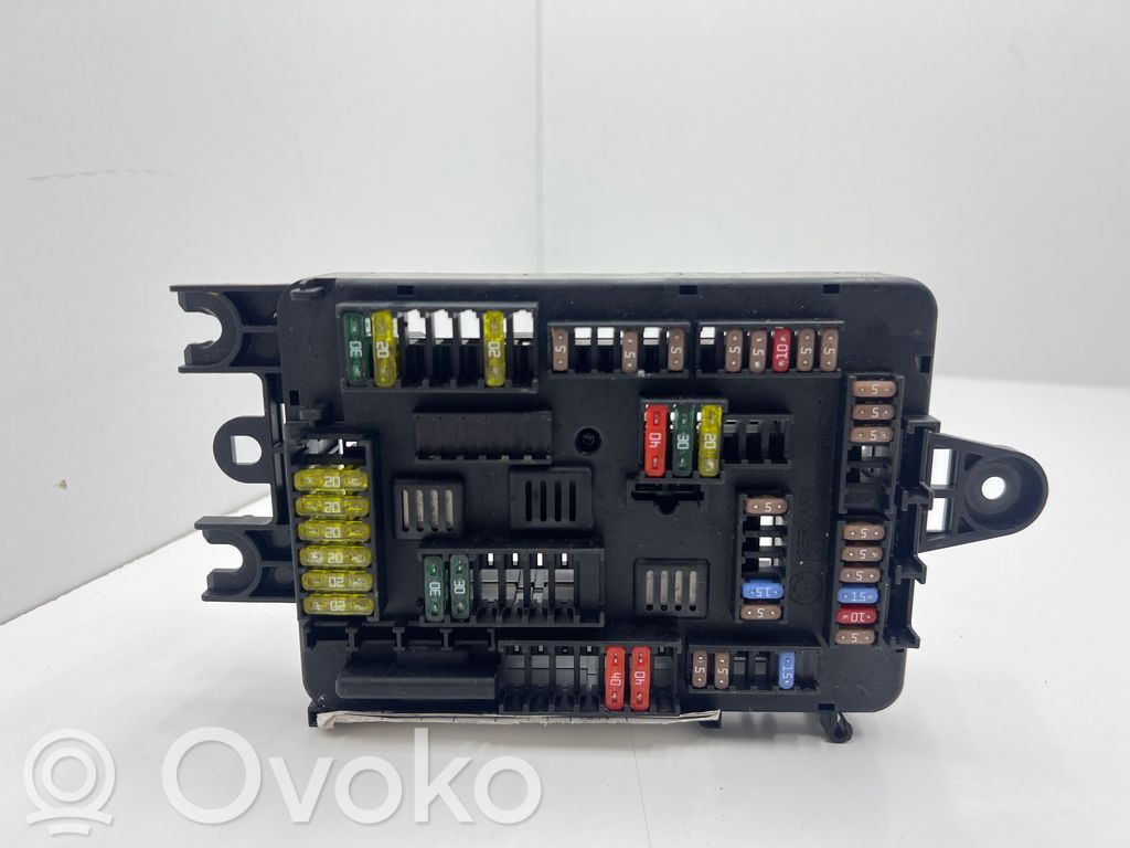 BMW 1 F20 F21 Ramka / Moduł bezpieczników 
