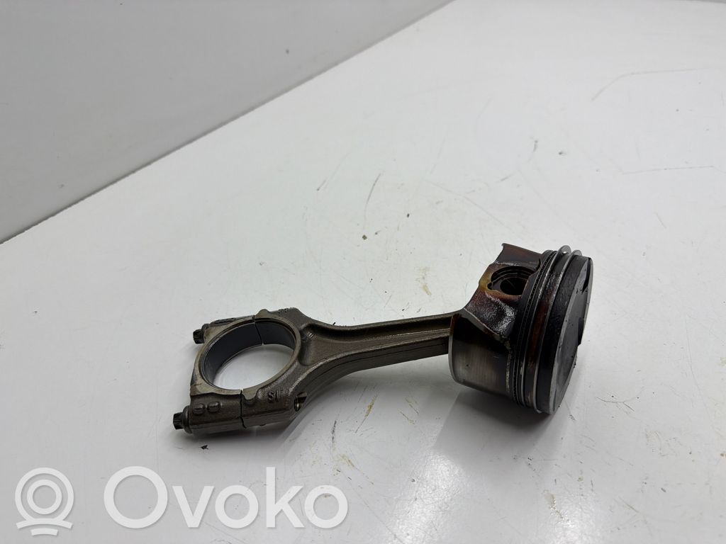 Skoda Octavia Mk4 Tłok z korbowodem 