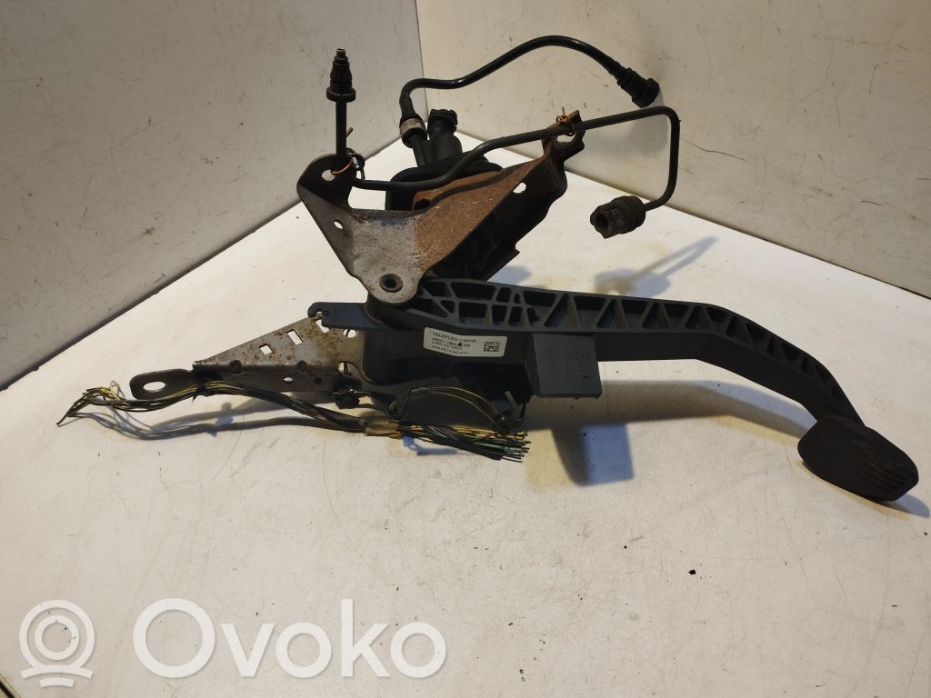 Pedal de embrague   4M517B633XB