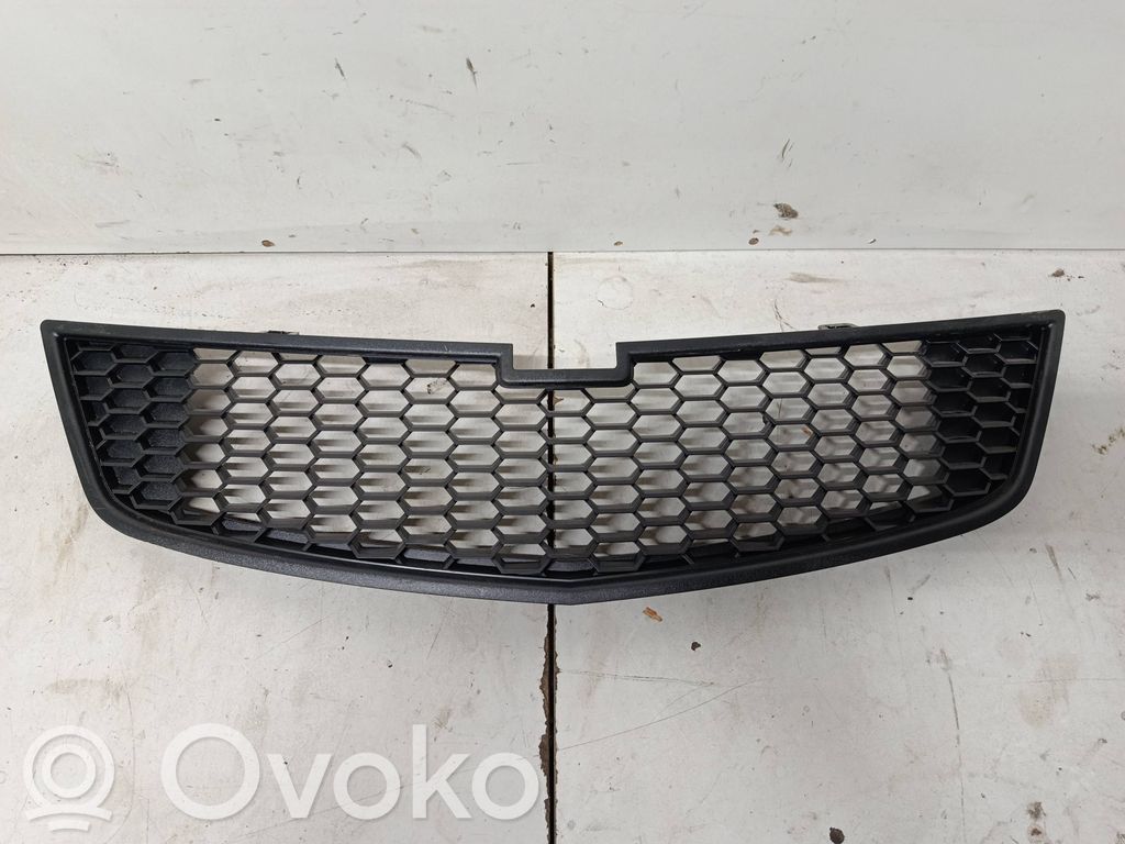 Chevrolet Spark M100, M150 Etupuskurin ylempi jäähdytinsäleikkö 