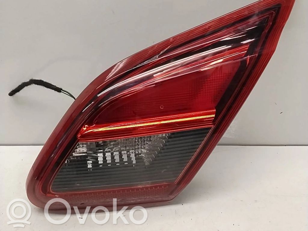 Opel Corsa E Aizmugurējais lukturis pārsegā 