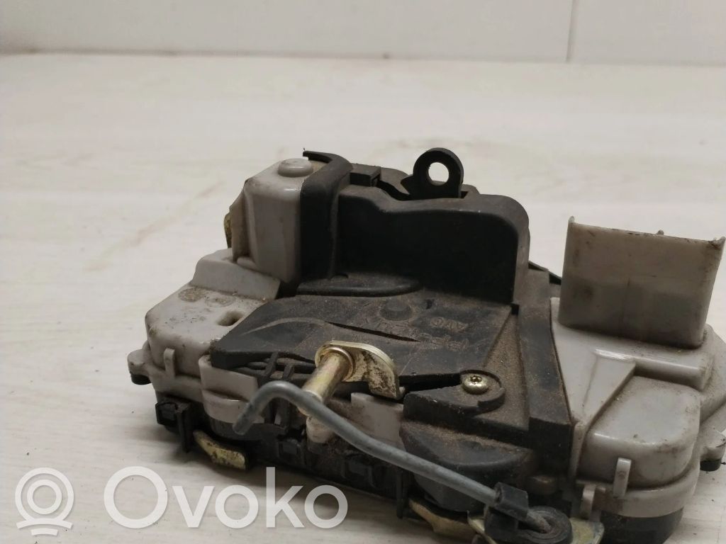 Peugeot 307 Priekšpusē slēdzene 