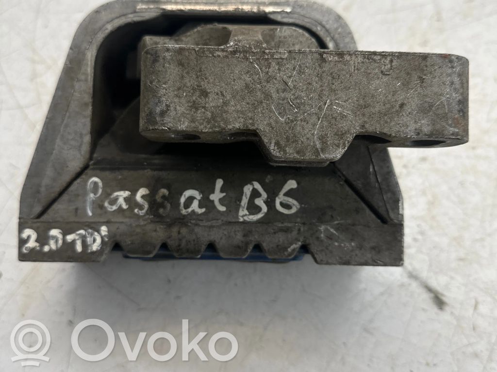 Volkswagen PASSAT B6 Engine mount bracket 