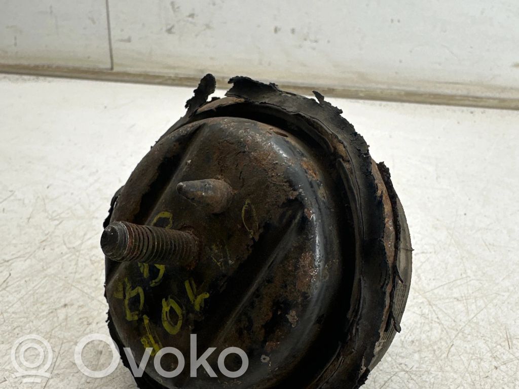 Volvo 850 Engine mount bracket 