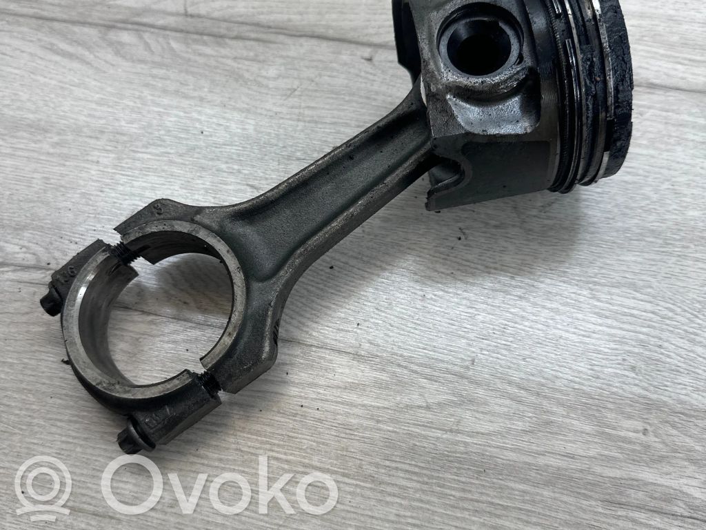 Piston avec bielle