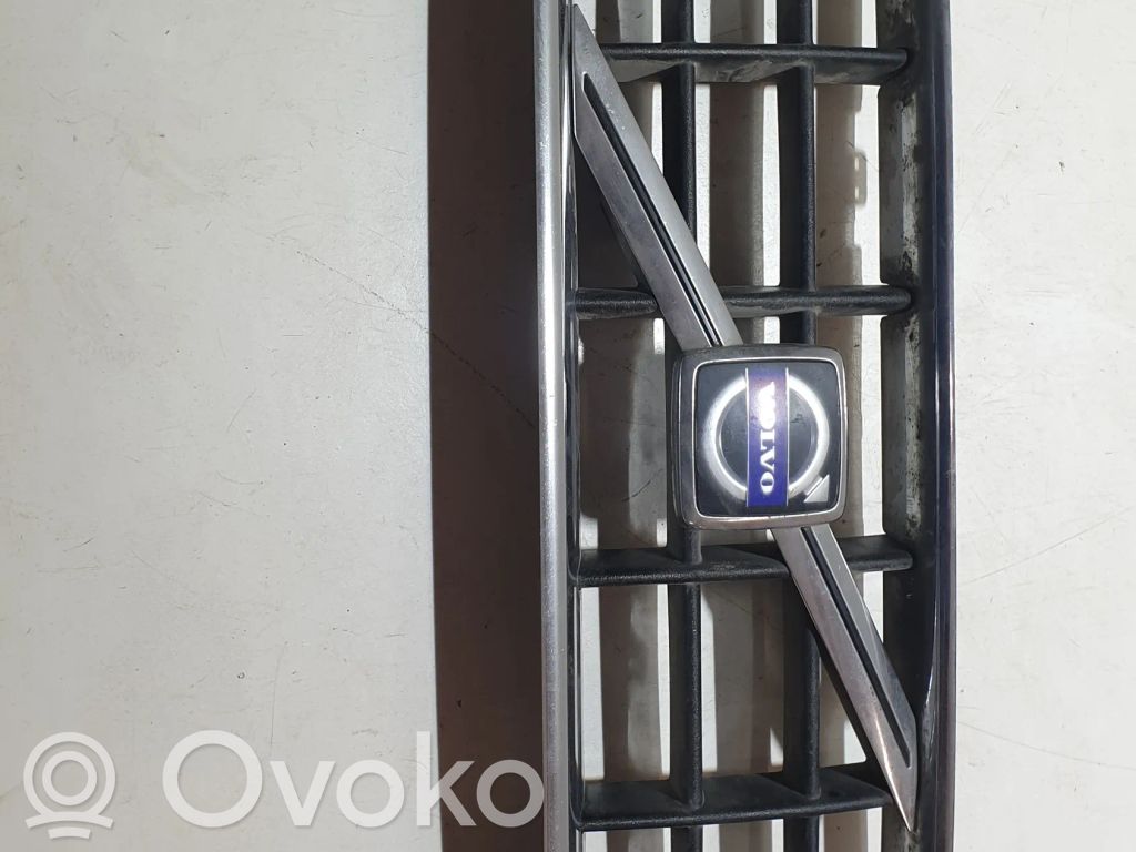 Volvo XC70 Etupuskurin ylempi jäähdytinsäleikkö 