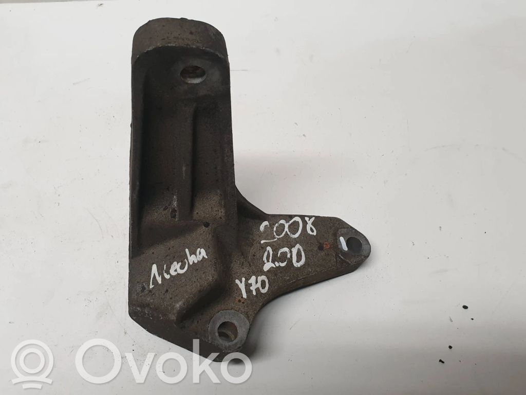 Volvo V70 Engine mount bracket 