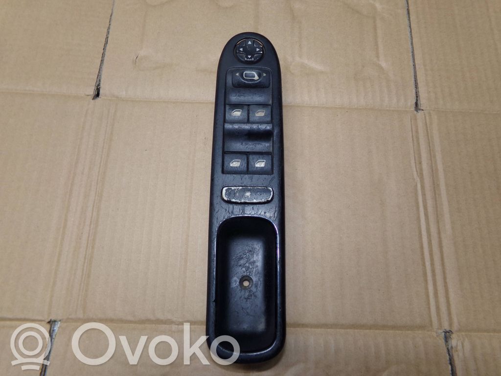 Peugeot 207 Electric window control switch 