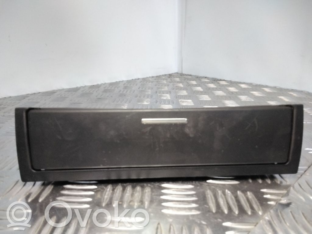 BMW 3 E46 Peleninė panelėje 
