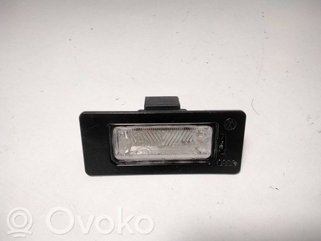 Audi A4 S4 B8 8K Lampa oświetlenia tylnej tablicy rejestracyjnej 