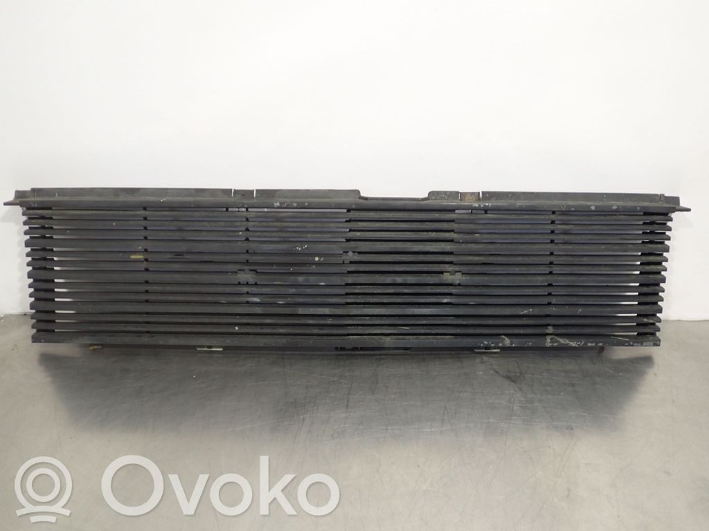 Audi 80 90 B2 Etupuskurin ylempi jäähdytinsäleikkö 