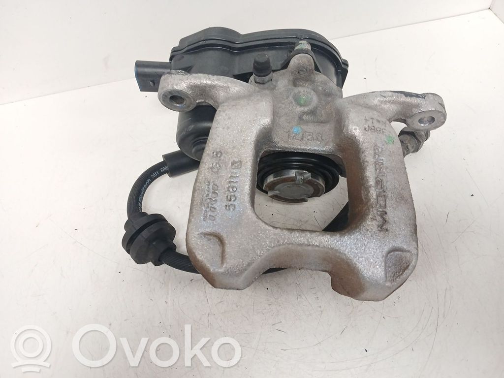 Jeep Compass Jarrusatulan tyynyn pidike takana 