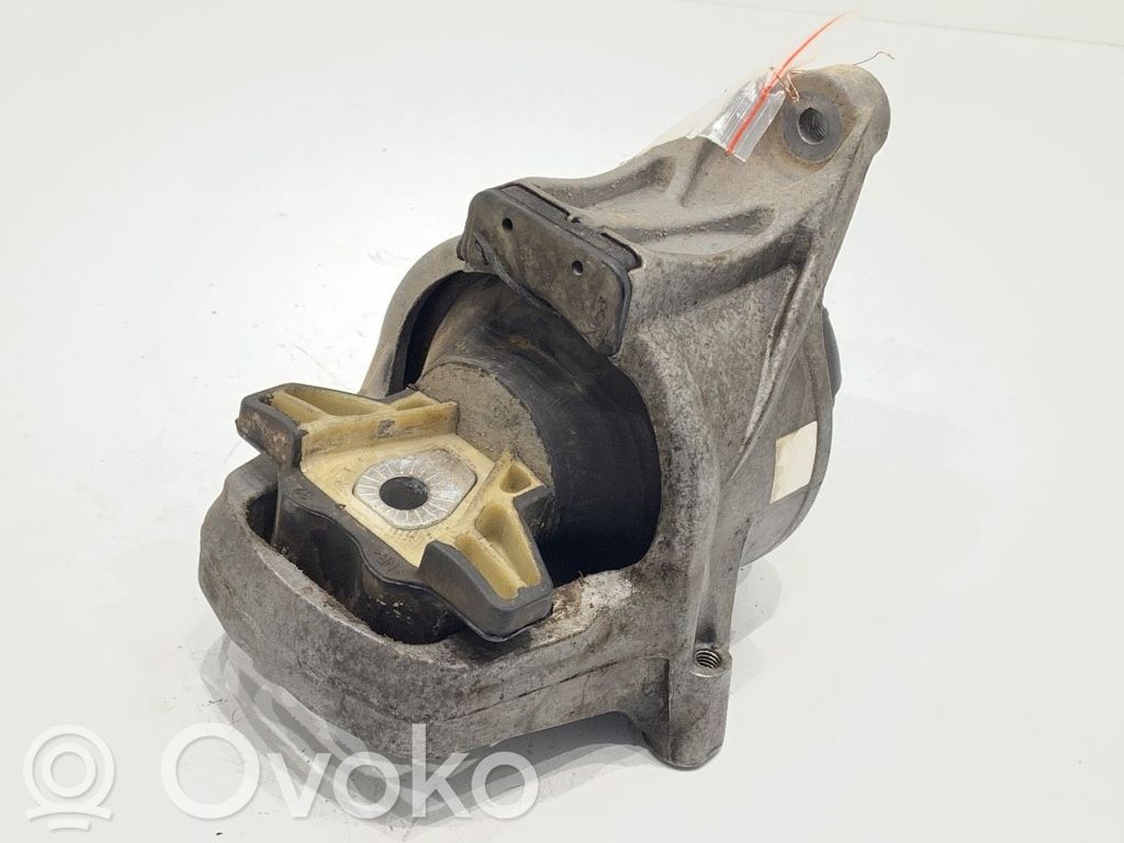 Engine mount vacuum valve