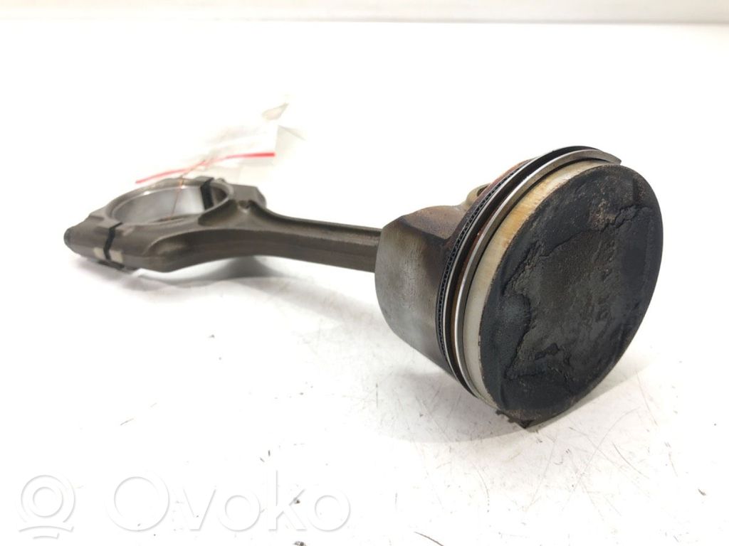 Honda CR-V Piston with connecting rod 