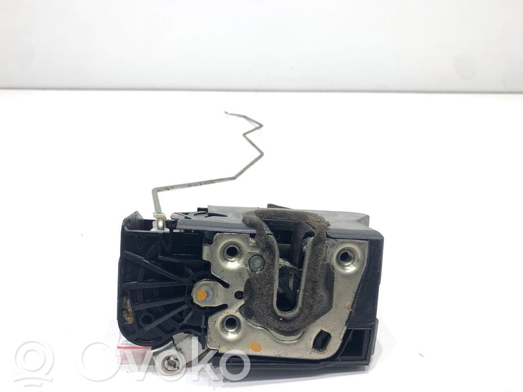 Cerradura de puerta delantera