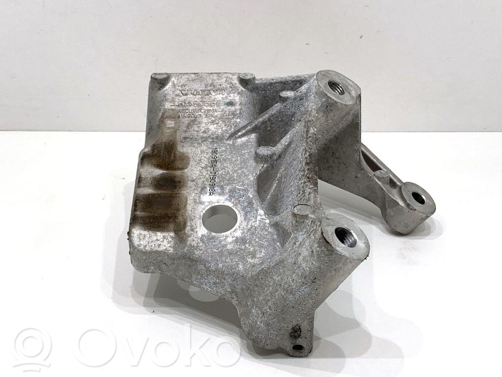 Volvo XC60 Engine mounting bracket 
