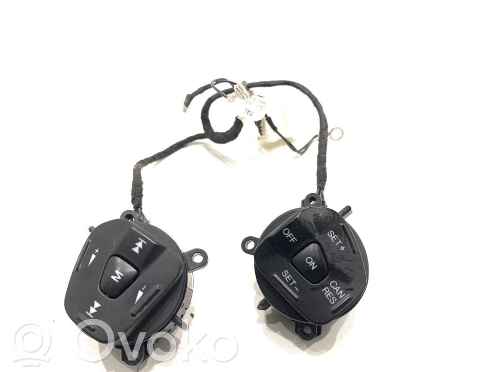 Ford Fiesta Butoane/comutatoare pe volan 
