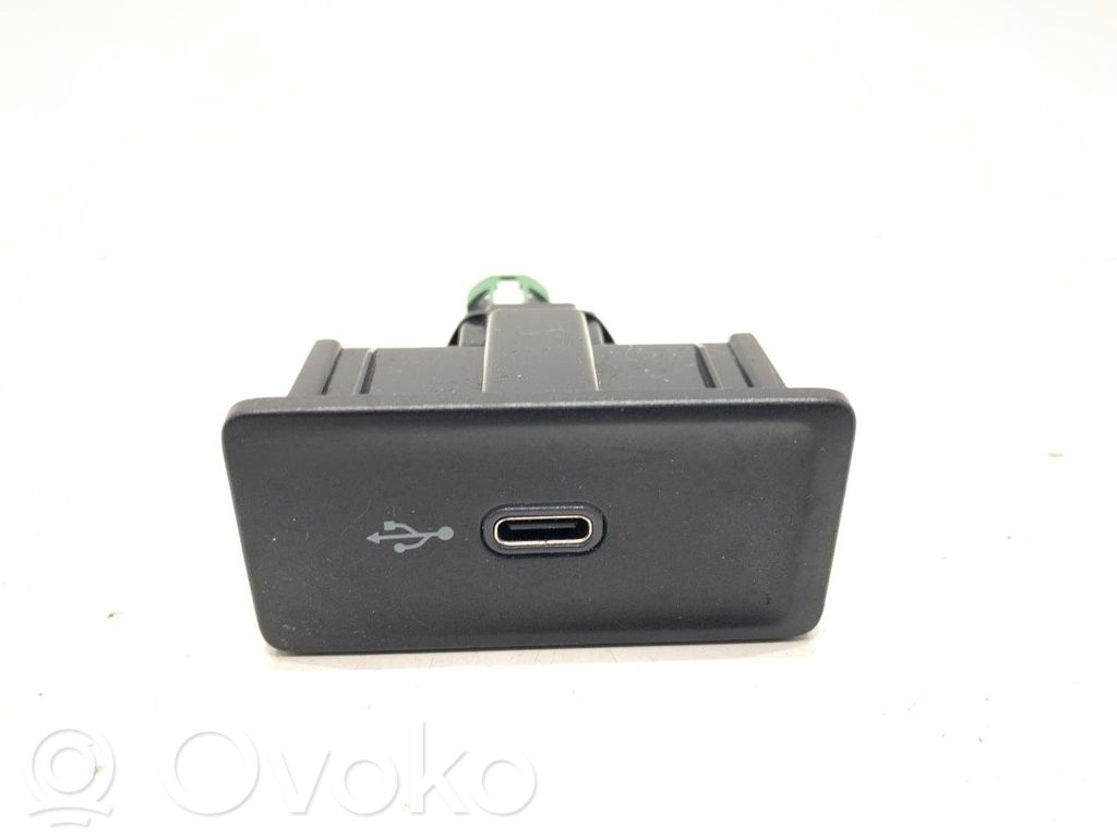 Volkswagen PASSAT B8 Enchufe conector USB 
