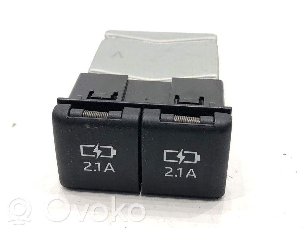 Toyota Camry VIII XV70  Gniazdo / Złącze USB 