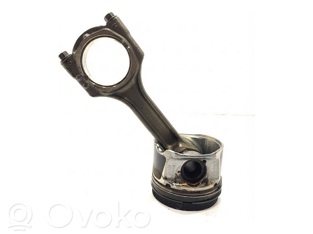 Piston cu bielă
