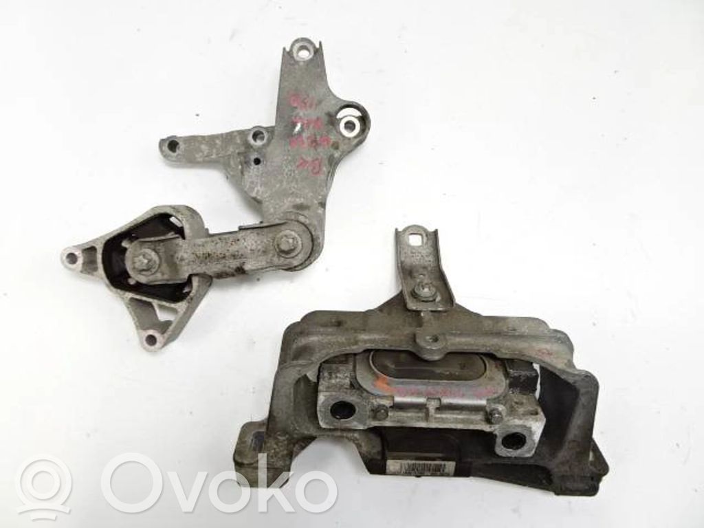 Mercedes-Benz B W246 W242 Engine mount bracket 