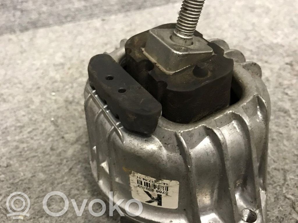 Engine mount bracket   6768852