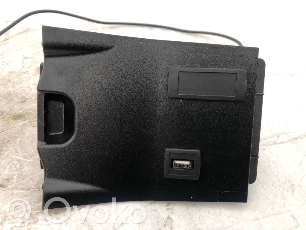 Mercedes-Benz B W246 W242 Priză USB 