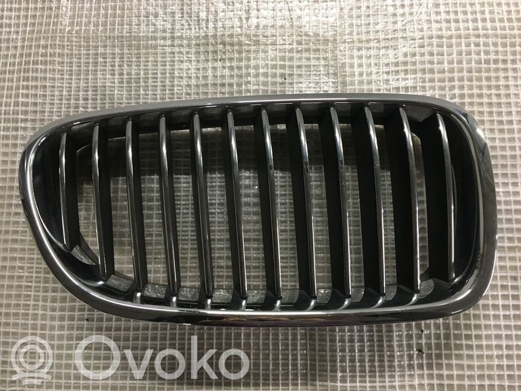 BMW 5 F10 F11 Grotelės viršutinės 