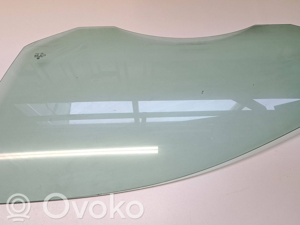 Volkswagen Jetta V Front door window glass four-door 